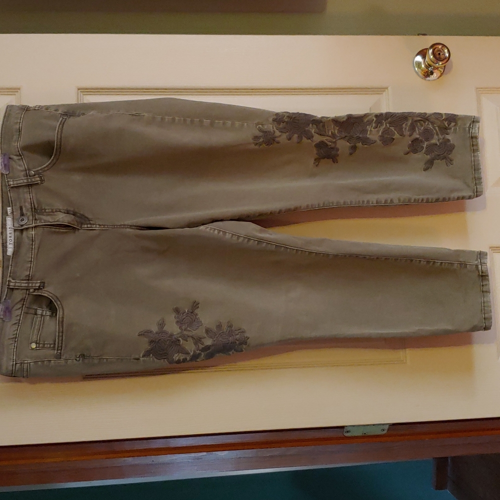 Torrid olive green capris with embroidery detail